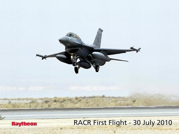 2010年7月30日，美國空軍一架F-16D型戰斗教練機搭載雷神公司的RACR雷達，在加利福尼亞州愛德華茲空軍基地進行了首飛。
