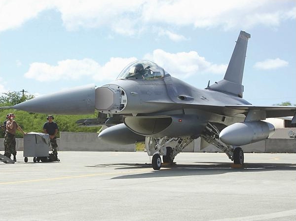 2010年7月30日，美國空軍一架F-16D型戰斗教練機搭載雷神公司的RACR雷達，在加利福尼亞州愛德華茲空軍基地進行了首飛。