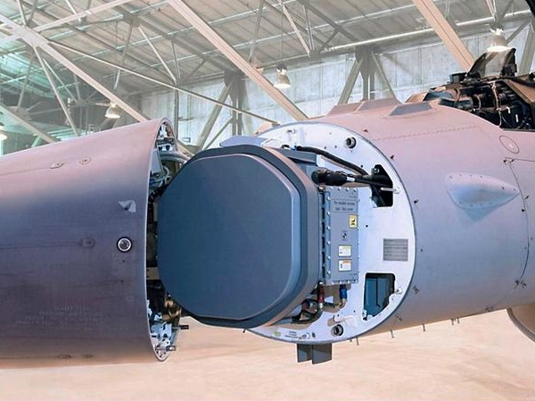 2010年7月30日，美國空軍一架F-16D型戰斗教練機搭載雷神公司的RACR雷達，在加利福尼亞州愛德華茲空軍基地進行了首飛。