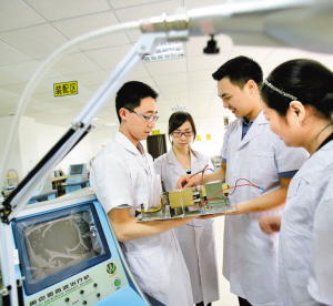 我市民營科技企業奧克微公司在物理治療產品行業中不斷自主研發，突破了微波治療技術，在國內同行中已達到領先水平。圖為昨日工程技術人員正在研發新產品。