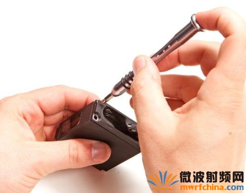 拆解FBI跟蹤器：震撼的GPS結(jié)構(gòu)