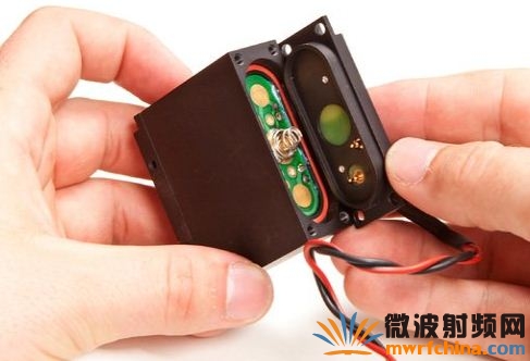 拆解FBI跟蹤器：震撼的GPS結(jié)構(gòu)