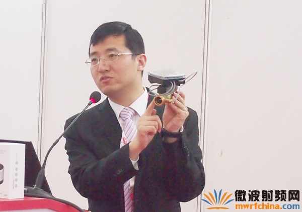 世強技術主管陳剛先生展示最新的超聲波水表設計demo