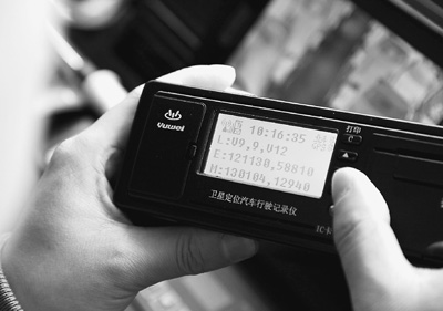 安徽合肥駱崗機場停車場,技術人員在操作“北斗巴士”上的衛(wèi)星定位汽車行駛記錄儀