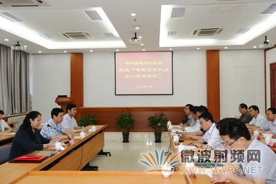 何巖為院高功率微波源與技術(shù)重點(diǎn)實(shí)驗(yàn)室頒發(fā)“中央國家機(jī)關(guān)五一勞動獎狀”
