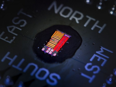 美大學展示首款光子芯片 每平方毫米傳輸速度300Gbps