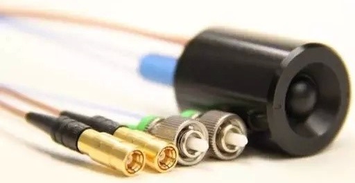 研究人員將太赫茲輻射中的發(fā)射單元與接收單元“打包”置于一個(gè)直徑只有25毫米，長(zhǎng)度只有35毫米的簡(jiǎn)易傳感器探頭內(nèi)部