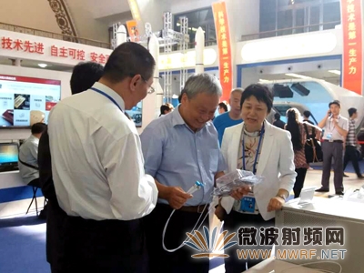 科技部通信發(fā)展司司長聞庫體驗(yàn)安弗施透明天線產(chǎn)品