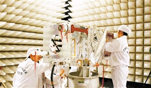 去年衛星研制過程中，工作人員準備進行衛星設備電磁兼容性試驗。