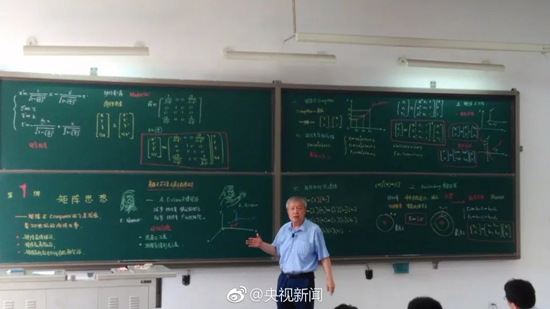 微波領(lǐng)域國家級教學(xué)名師梁昌洪教授 數(shù)十年堅持手寫板書帶漫畫插圖 課堂座無虛席